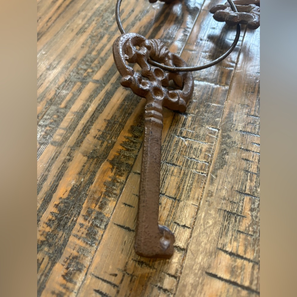 Metal Skeleton Keys Decor - Picture 8 of 9